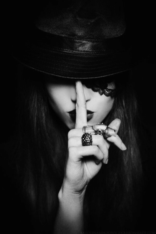 🎼 Αφού σου το' πα... 
       Δεν είναι η φρίκη.
ΕΙΝΑΙ Η ΖΩΗ ΠΟΥ ΣΟΥ ΑΝΗΚΕΙ 🎼 🎧