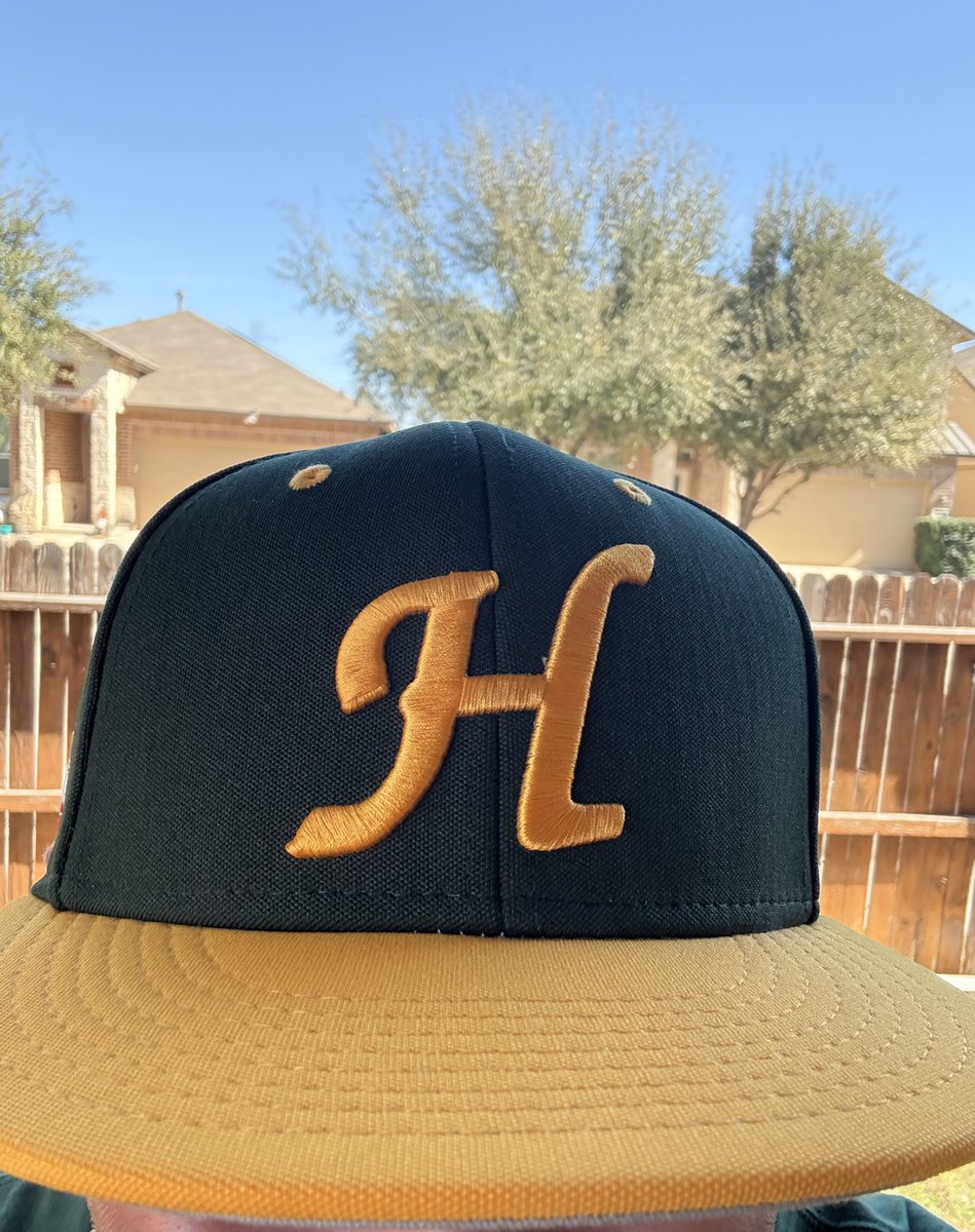 coachabrego's tweet image. I’ve got my #stpattysday green on @Holmes_BBall thank you for my cap. @SAHolmesSports once a Husky always a Husky!!!! @CoachPPadilla @HolmesHuskyFB Husky Fight Never Dies!!! Keeping working hard, work so hard that they remember your first and last name…Husky 💚💛Green and Gold…