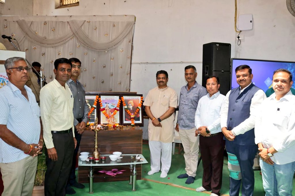 suryafnd's tweet photo. #PDC2025
#jalgaon
लॉर्ड गणेशा इंग्लिश स्कूल (महाराष्ट्र) और सूर्या फाउंडेशन, नई दिल्ली के संयुक्त तत्वावधान में 10 दिवसीय व्यक्तित्व विकास शिविर का उद्घाटन आज जामनेर (महाराष्ट्र) में हुआ। इस अवसर पर सूर्या फाउंडेशन के वाइस चेयरमैन श्री वेद जी, लॉर्ड गणेशा इंग्लिश स्कूल, जामनेर के सचिव श्री अभय बोहरा जी, सह-सचिव श्री दीपक बंधो पाटिल और प्रधानाचार्य श्री धनंजय सिंह जी ने अपने मार्गदर्शन से शिविर की शुरुआत की। इस शिविर में 126 भैया-बहनें भाग ले रहे हैं, जो आत्म-निर्माण की दिशा में अपने कदम बढ़ा रहे हैं। यह शिविर जीवन में सफलता प्राप्त करने के लिए एक प्रेरणादायक अवसर है।

इस शिविर की शुरुआत से #PDC2025 का आगाज भी हो गया। जून 2025 तक इन शिविरों का आयोजन देश के अन्यान्य भागों में होगा।