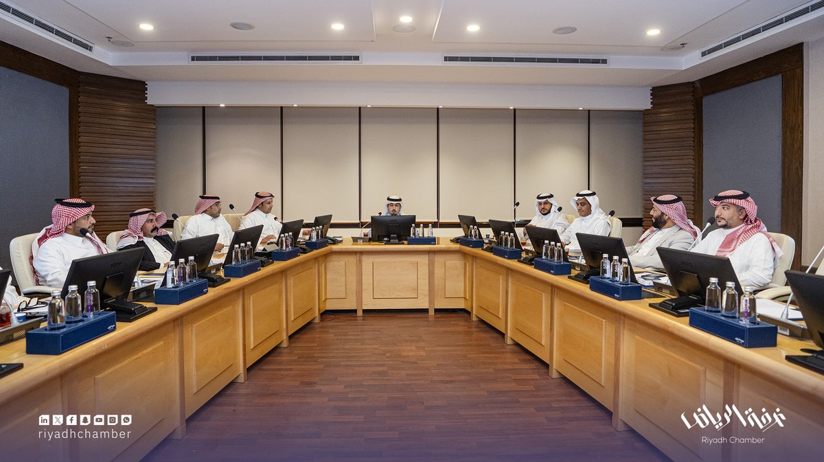 RiyadhChamber's tweet photo. اللجنة التجارية بـ #غرفة_الرياض تعقد اجتماعها الدوري برئاسة عضو مجلس الادارة أ.تركي العجلان، ناقشت خلاله الخطة الاستراتيجية للجنة 2025، و حصر التحديات التي تواجه القطاع وبحث سبل مواكبة المستجدات في الانظمة واللوائح والاجراءات الحكومية، وتنظيم ورشة توعوية للعاملين بالقطاع. https://t.co/9cArUoWwtL