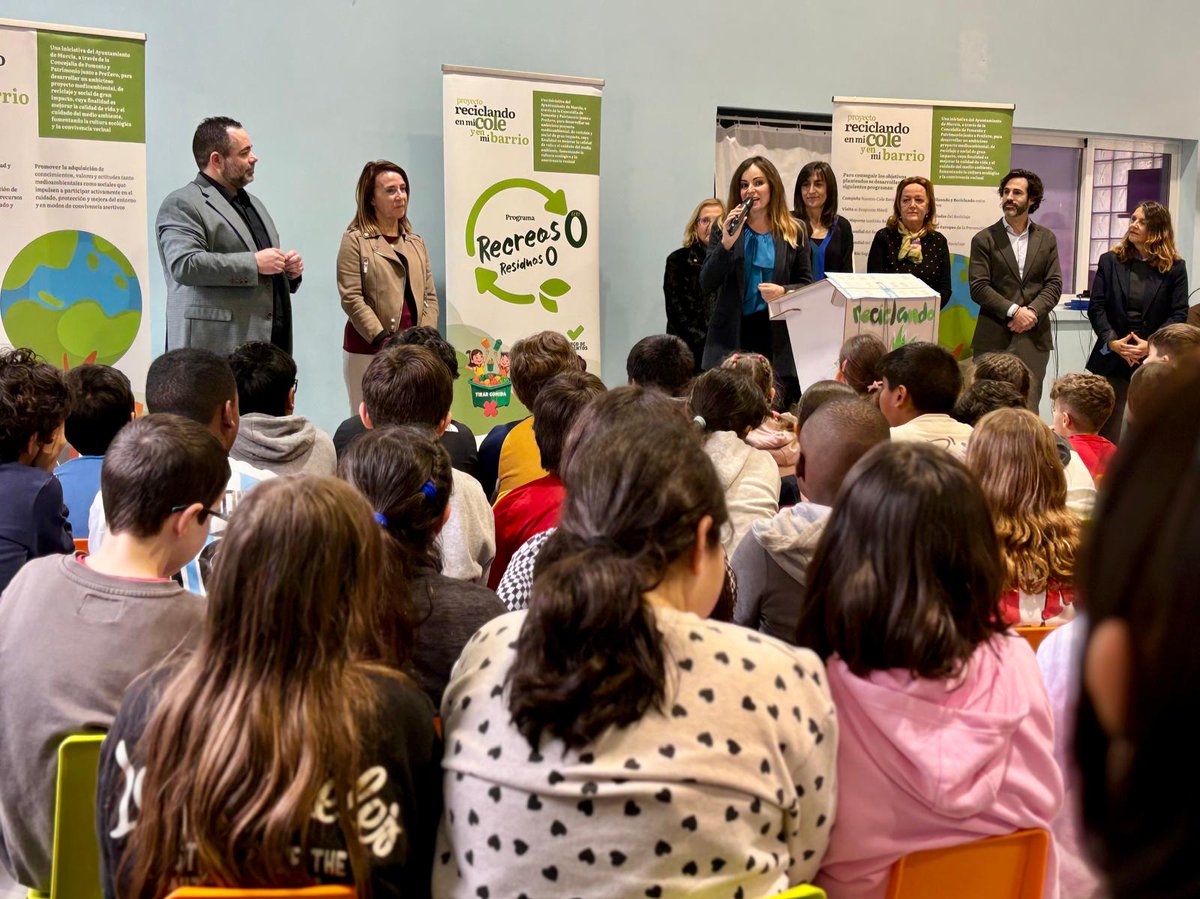 📢 Más de 800 escolares de 21 colegios se suman al proyecto ‘Reciclando en Mi Cole y en Mi Barrio’.

ℹ️ Esta iniciativa, impulsada por el Ayuntamiento y PreZero, promueve la sostenibilidad y la conciencia ambiental en colegios y barrios murcianos.

web.murcia.es/noticia/mas-de…