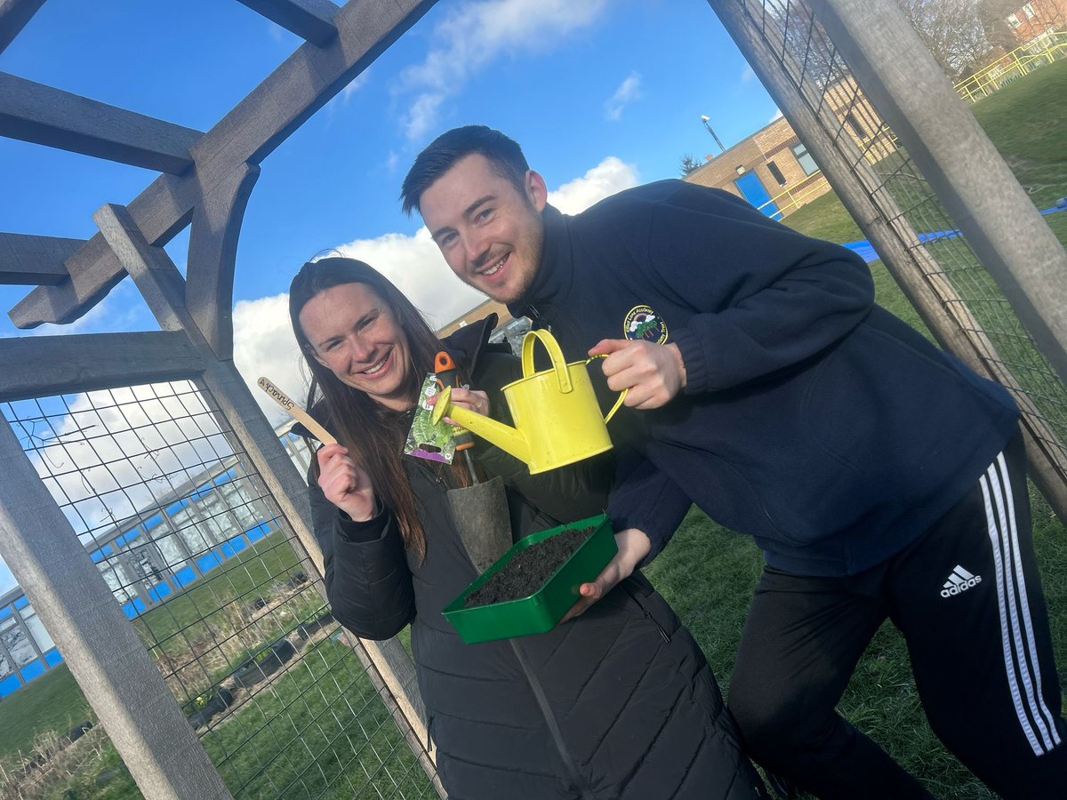 Once we’d sent the children home, we were lucky enough to have Tori and Hannah from OASES deliver a gardening training session! 

As always, we love working with the guys from OASES- they’re so knowledgable! 
Thank you!💙
#TeamGillas #SchoolGarden #GoodToBeGillas