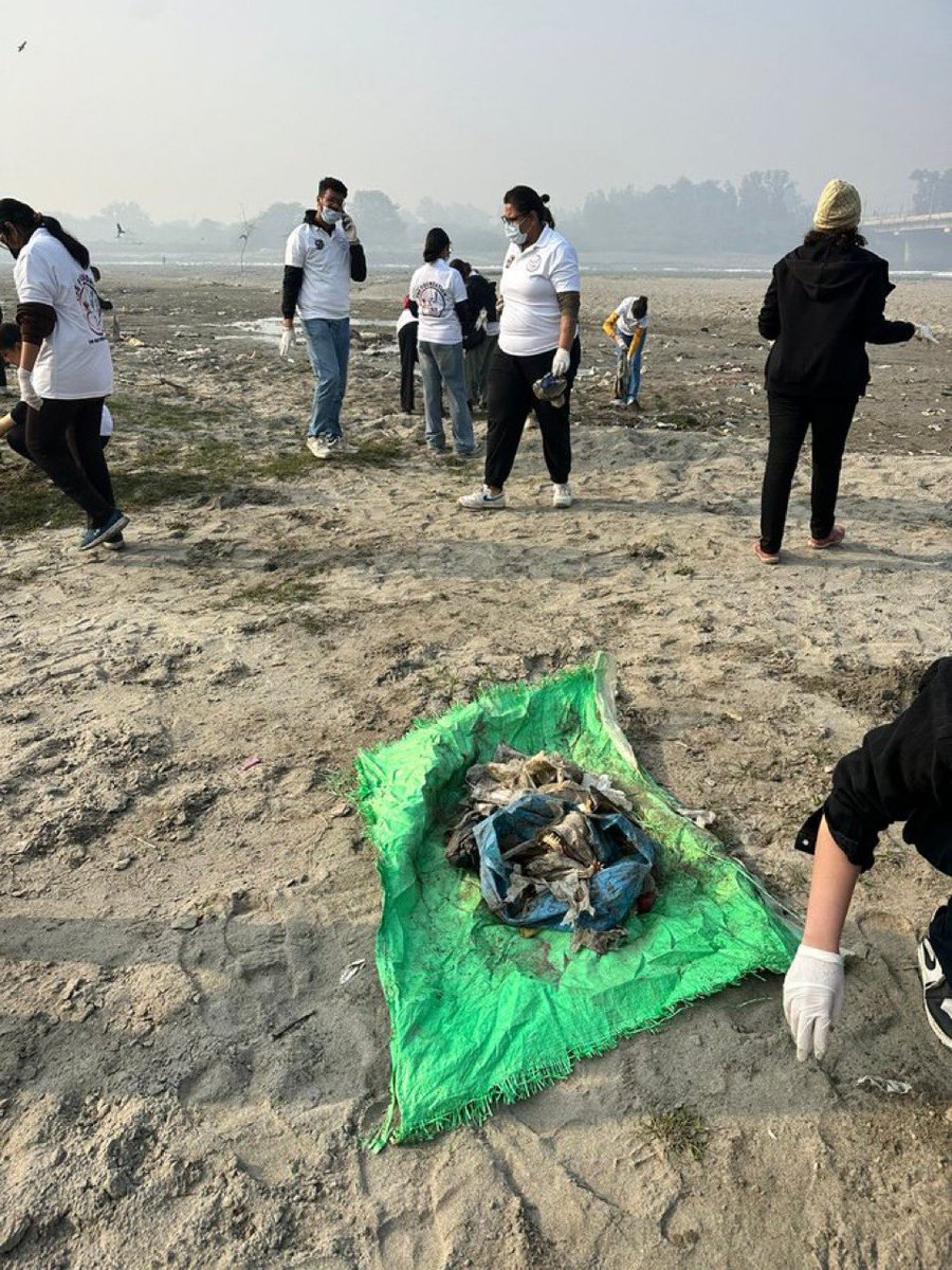 AnmolSaini___'s tweet photo. @yss_AnmolSaini 

United for a Cleaner, Greener Future – Making a Difference One Step at a Time! Went for a Yamuna cleanup drive 
@ysslives https://t.co/MoIa6m95XC