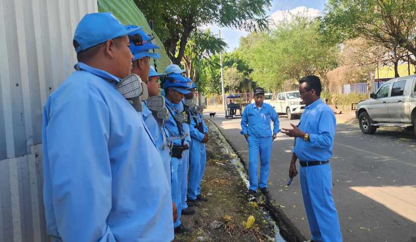 Autoridades del Ministerio de Salud Nicaragua realizan visita casa a casa este lunes a los habitantes del barrio Jorge Salazar, ubicado en el distrito VI de Managua, para desarrollar aacciones integrales para prevenir el dengue