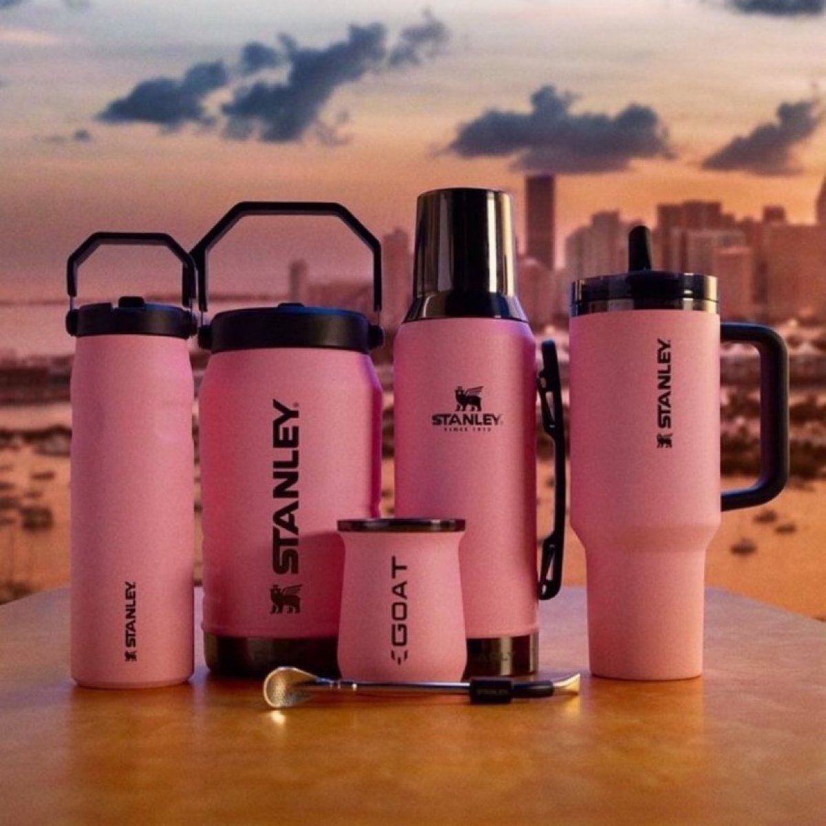 snkr_twitr's tweet photo. AD: RESTOCK via Stanley 
Messi x Stanley 1913 GOAT Pink Collection

Shop -> https://t.co/JLqZM0yw5L https://t.co/iTVrTYXv6W
