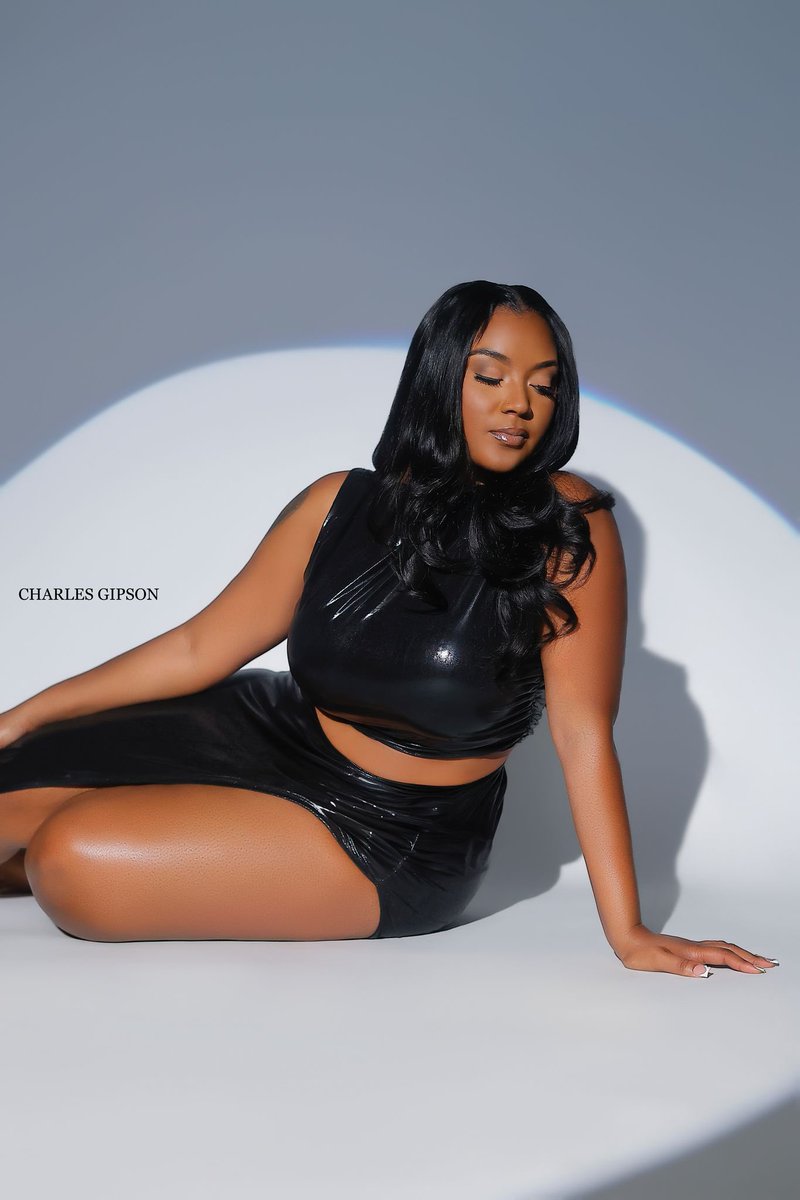 MayaxAlise's tweet photo. I didn’t get to show y’all, but these are the pictures from my birthday shoot. Happy 27th birthday to me 🫶🏾 3.14💚 https://t.co/w8VRoA6anE