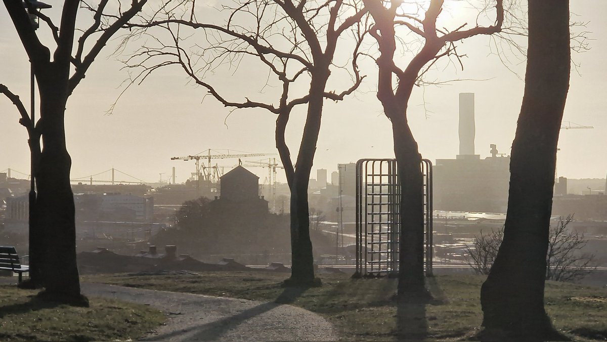 Jag stirrar rakt mot solen utan att förbrännas. Trollformerna fungerar. Eller den kalla vinden.