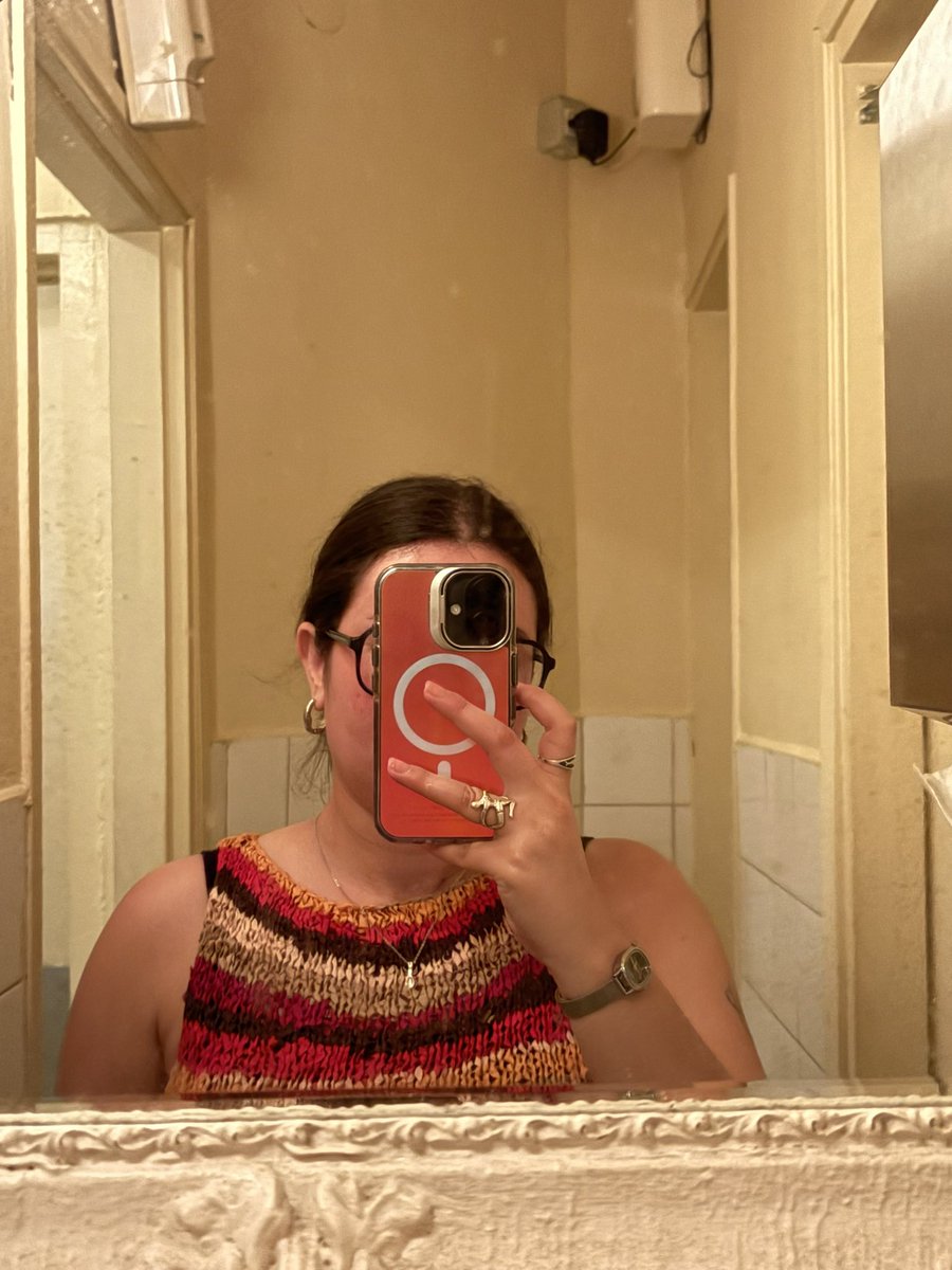 •קפה נואר•

יתרונות: נקי, יש נייר, יש נייר לניגוב ידיים (עבה של הביוקר!)
חסרונות: קטן, יש קצת ריח של פיפי

7/10