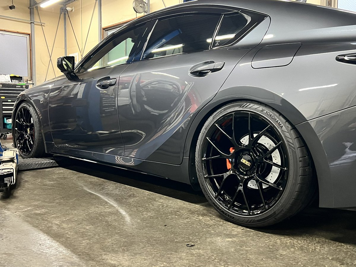 melo15_ou's tweet photo. VOING製C8SDP カーブスリット&貫通ドリルド+カラード(ブラック)仕様の純正同サイズローターを前後に投入。ついでにパッドもENDLESSのSSM-Plusへ。
#LEXUS #IS300h #AVE30 #VOING https://t.co/txiE3l3GVQ