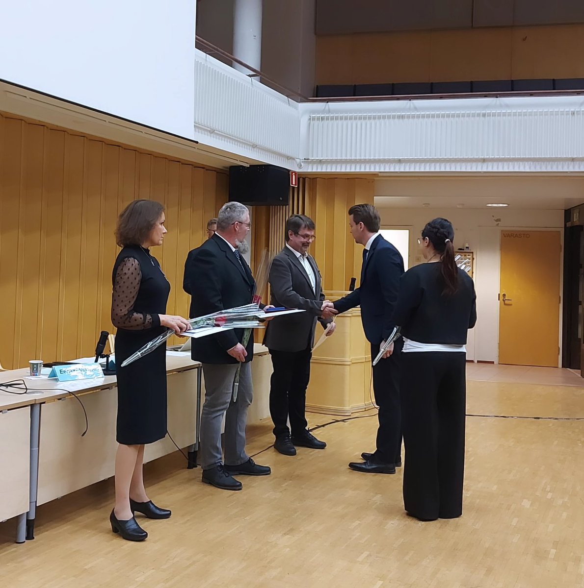 Vihdin kunnanvaltuuston kokous alkamassa. Tervetuloa linjoille seuraamaan kokousta vihti.fi/live 📺

Kokouksen alussa jaoimme Suomen Valkoisen Ruusun ritarikunnan kunniamerkit Terhi Mattilalle, Kai Viherkannolle sekä Matti Waaralle. Paljon onnea! 👏