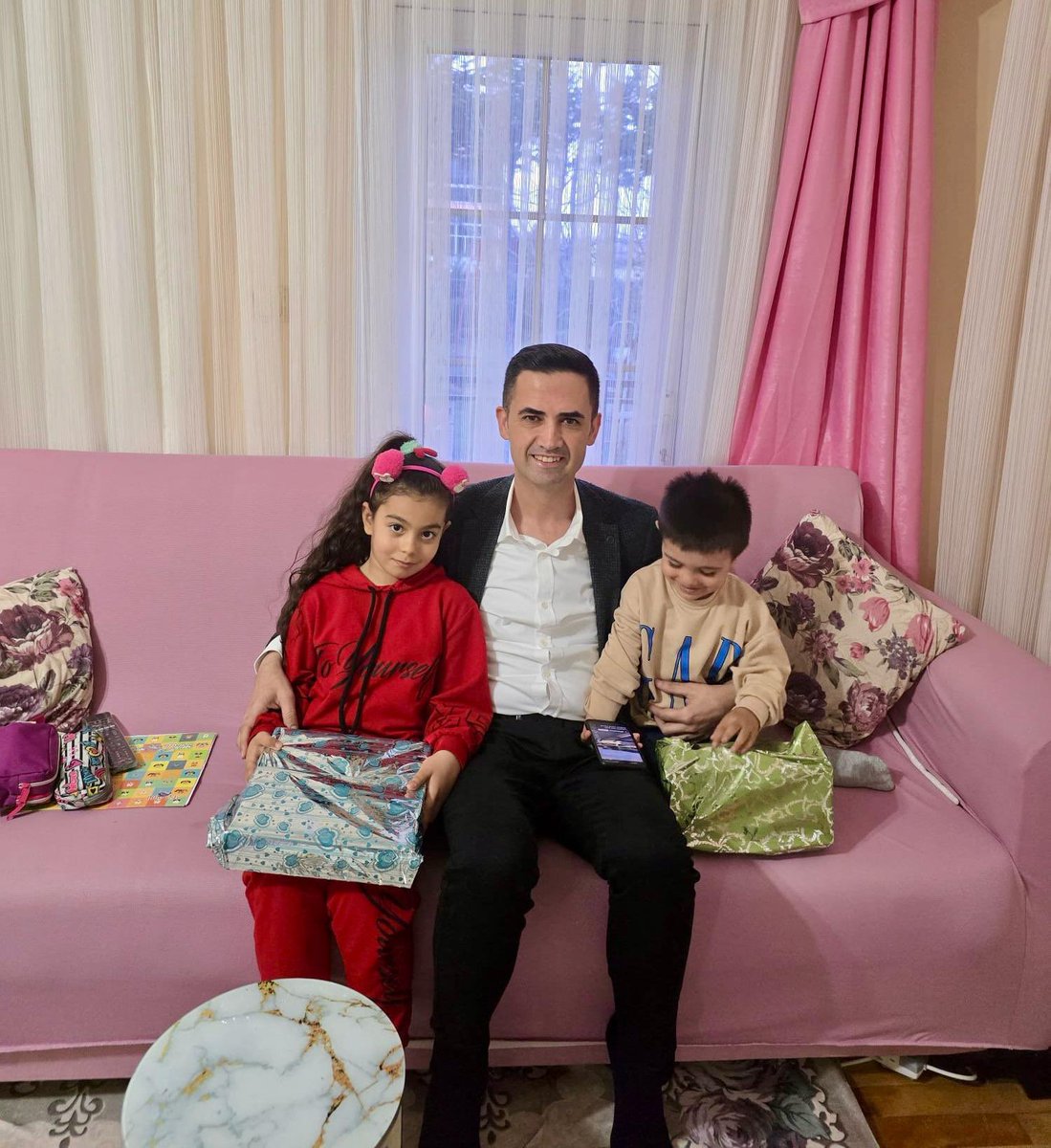 Bu akşam iftar soframızı, Belediye personelimiz kıymetli kardeşim Uğur Günay ve ailesiyle paylaşmanın mutluluğunu yaşadık. 

Bizleri içtenlikle karşılayan, gönüllerini ve sofralarını açan Uğur ve Ümmühani Günay çiftine, aile büyükleri Emine ve Seyfettin’e ve neşeleriyle yüzümüzü