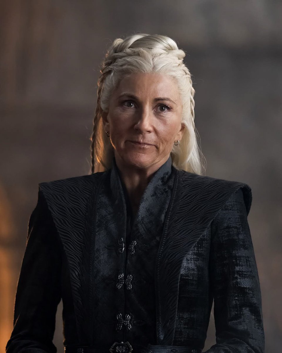 "You must send me, Your Grace. Meleys is your largest dragon and no stranger to battle” - Nossa eterna Rhaenys Targaryen - interpretada por Eve Best na série #HouseOfTheDragon 🐉🔥
