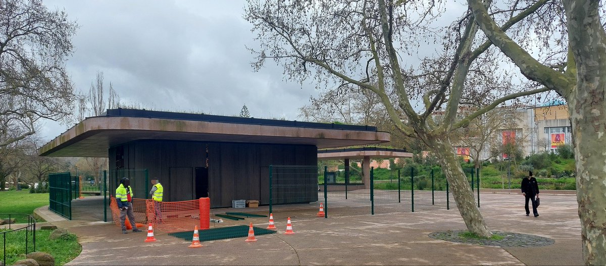 Há quase 4 anos era inaugurado o jardim da praça de espanha, a infrastrutura de apoio continua fechada e agora foi colocada esta lindissima cerca, alegamente para impedir pessoas sem abrigo de se abrigarem debaixo do alpendre. Parabéns <a href="/CamaraLisboa/">Lisboa</a>  @moedas