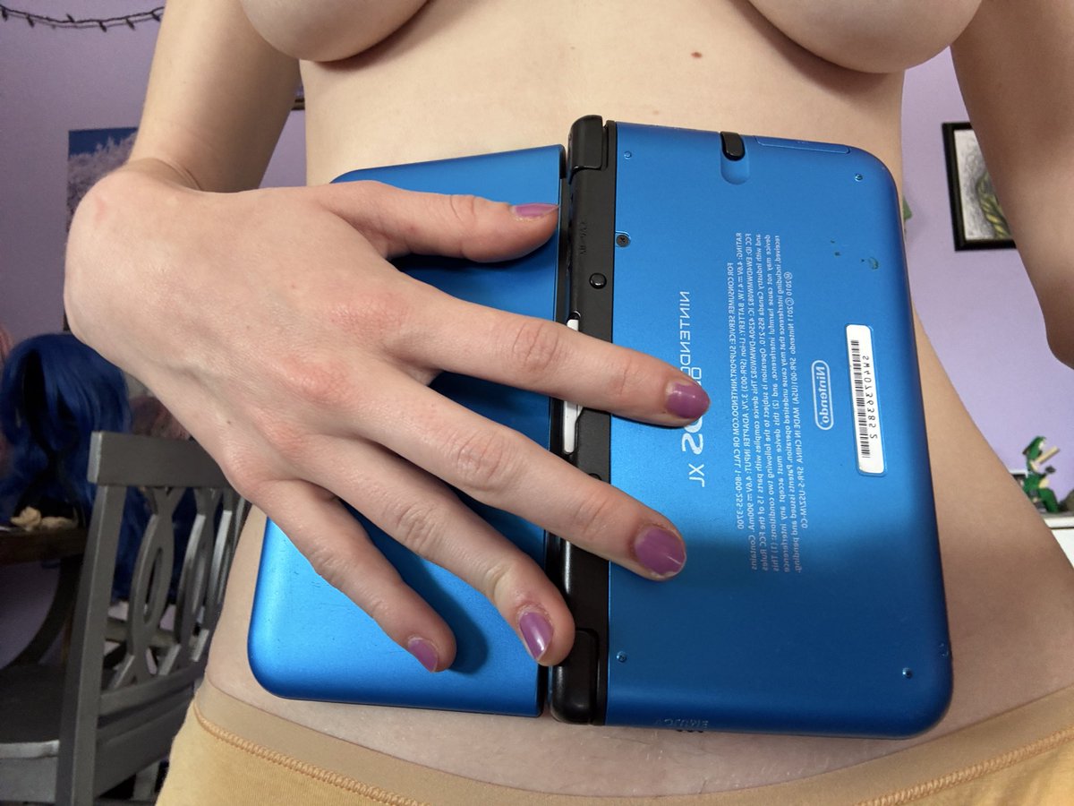 ShirtlessJesus1's tweet photo. i had to check and i am 1 3ds xl wide https://t.co/uQSIlbwhhI