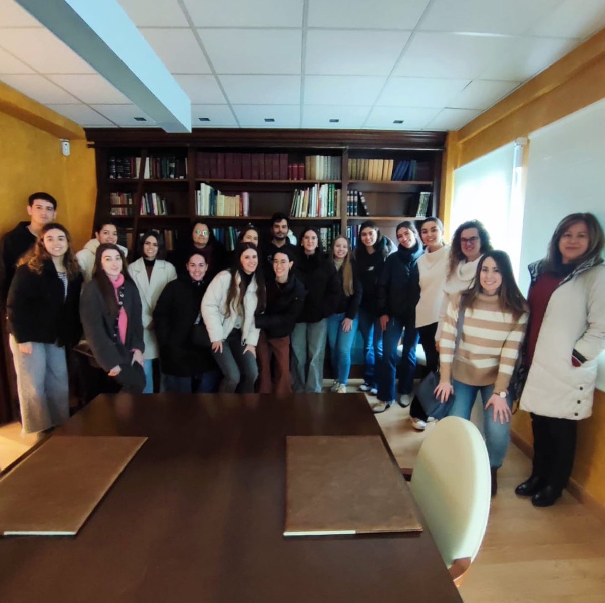 COFGU1's tweet photo. Hoy han visitado la sede del #COFGU, los alumnos de prácticas tuteladas del Grado en Farmacia de la Universidad de Alcalá @defuah_ 🎓
Han conocido tanto las instalaciones, como la organización interna del colegio y también han realizado un taller de SPD https://t.co/7gZgMZLMoM