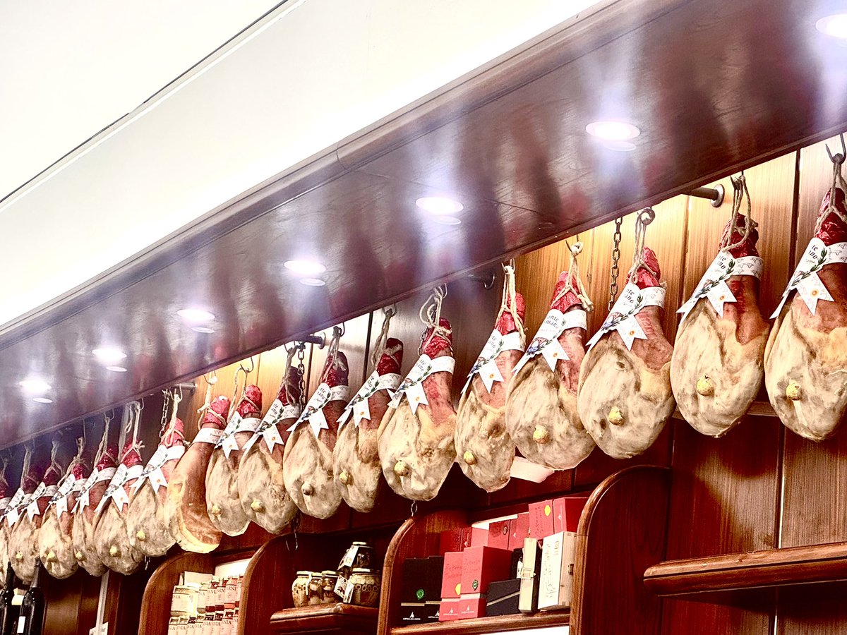 DuclosSebastian's tweet photo. Salumeria Garibaldi con prosciutti di Parma.
#Italia #Parma #prosciutti https://t.co/qsOQ7JHuzt