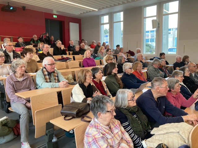 Une centaine de personnes présentes à l'IUT de Reims, jeudi 13 mars.
Rappel des réformes ratées ou incomplètes par Francis SELLIER, délégué de l'ADMD, interventions du Professeur Jean Louis TOURAINE et du Docteur Yves de LOCHT et des témoignages poignants. 
Une très belle soirée.