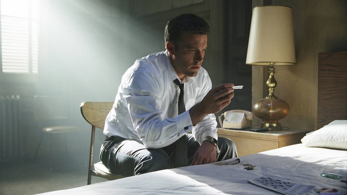 vikare06's tweet image. The unfairly treated, spy hitech action flick "Paycheck" (2003) directed by John Woo, with Uma Thurman and Ben Affleck, based on a Philip K Dick short story.