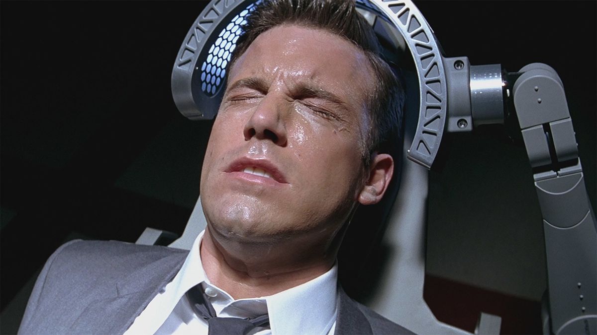 vikare06's tweet image. The unfairly treated, spy hitech action flick "Paycheck" (2003) directed by John Woo, with Uma Thurman and Ben Affleck, based on a Philip K Dick short story.