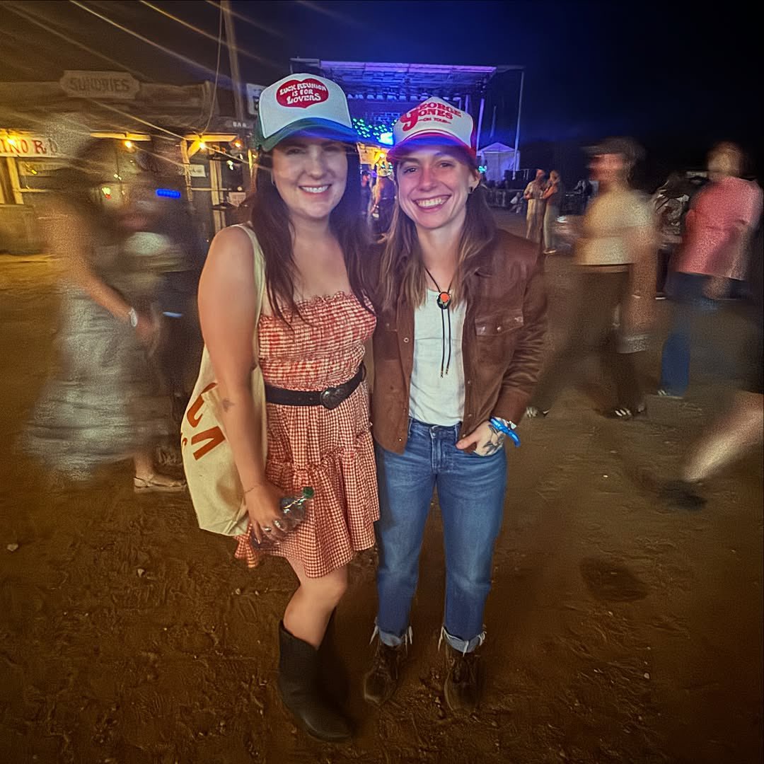 boygeniussource's tweet image. Julien with a fan at Luck Reunion festival!

via siddysings