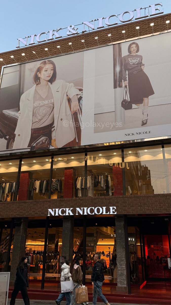 fragolaxyeyes's tweet photo. OMGGGGG! Myeongdong billboard is more bigger!!! 😱😍🥰🫶🏻
📍Nick&amp;Nicole Myeongdong Store

#SeoYeaJi #서예지 #ซอเยจี #徐睿知  #ソイェジ https://t.co/QM3hIevzex