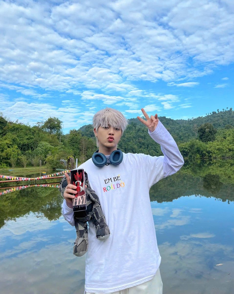 phuong749's tweet photo. Luôn rạng ngời và toả sáng nhé my boy 
#HAPPYBIRTHDAYRHYDER https://t.co/4sZinR2BeV