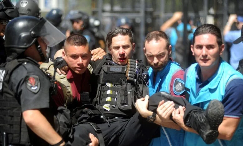 MConurbasic's tweet photo. JAJAJAJAJA
¿Se acuerdan que Bullrich salió a decir que había policías heridos con armas de fuego y que los libertarios salieron a mostrar imágenes?
Bueno, estaban tan drogados los policías que se dispararon entre ellos y los heridos eran de sus mismas balas de goma.
JAJAJAJAJA https://t.co/kaOReemdYP