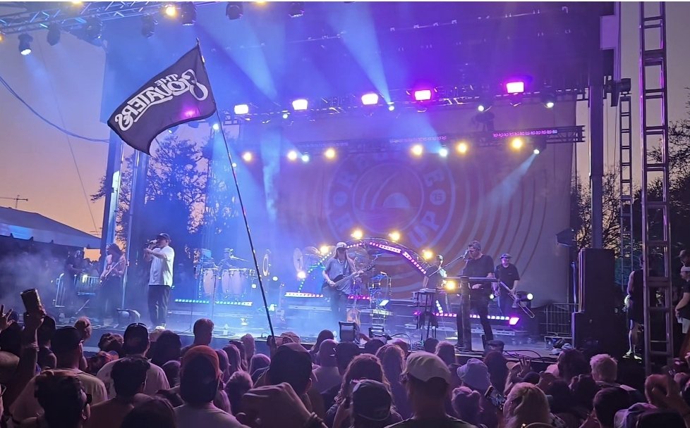 RideOrDieTB's tweet photo. #SenningShow My favorite Picture of #ReggaeRiseUp π€ @TheElovaters https://t.co/mWi2e767kT