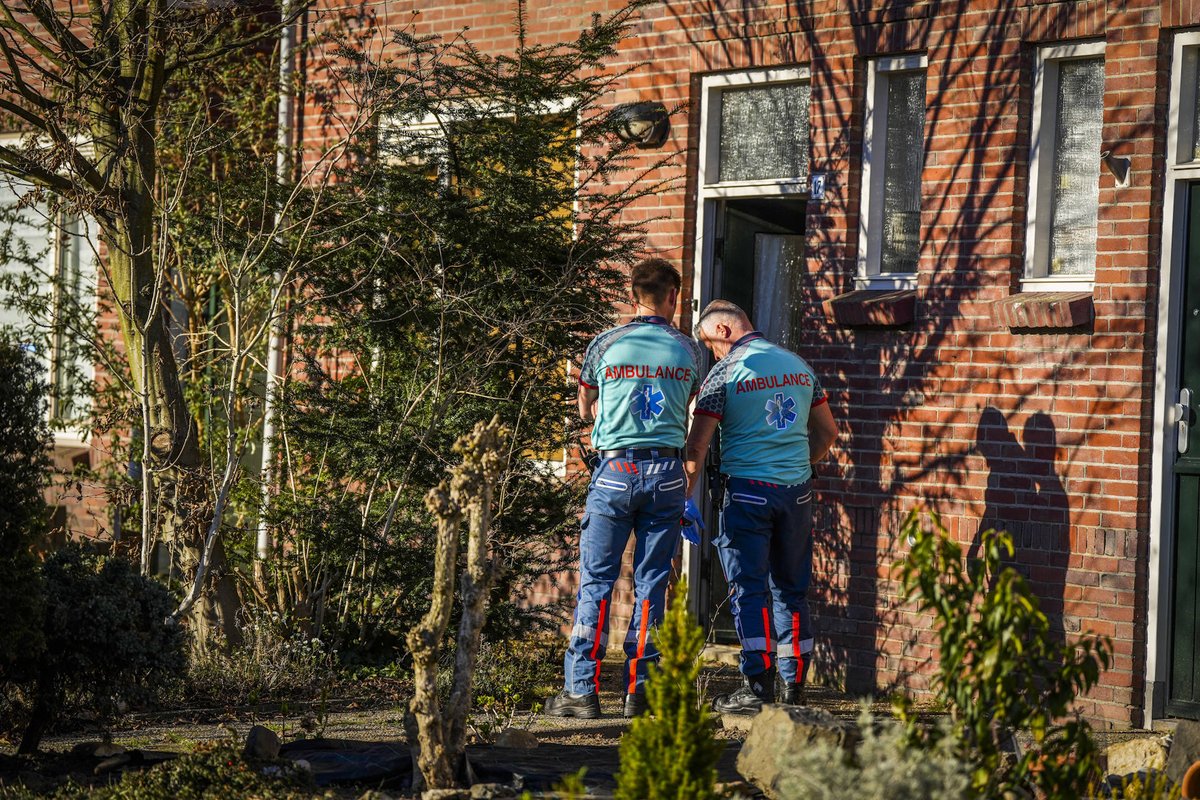Steekpartij met gewonde; verdachte op de vlucht