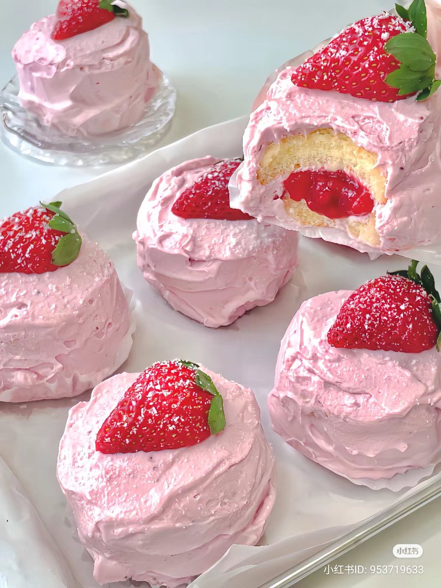 mini strawberry cakes