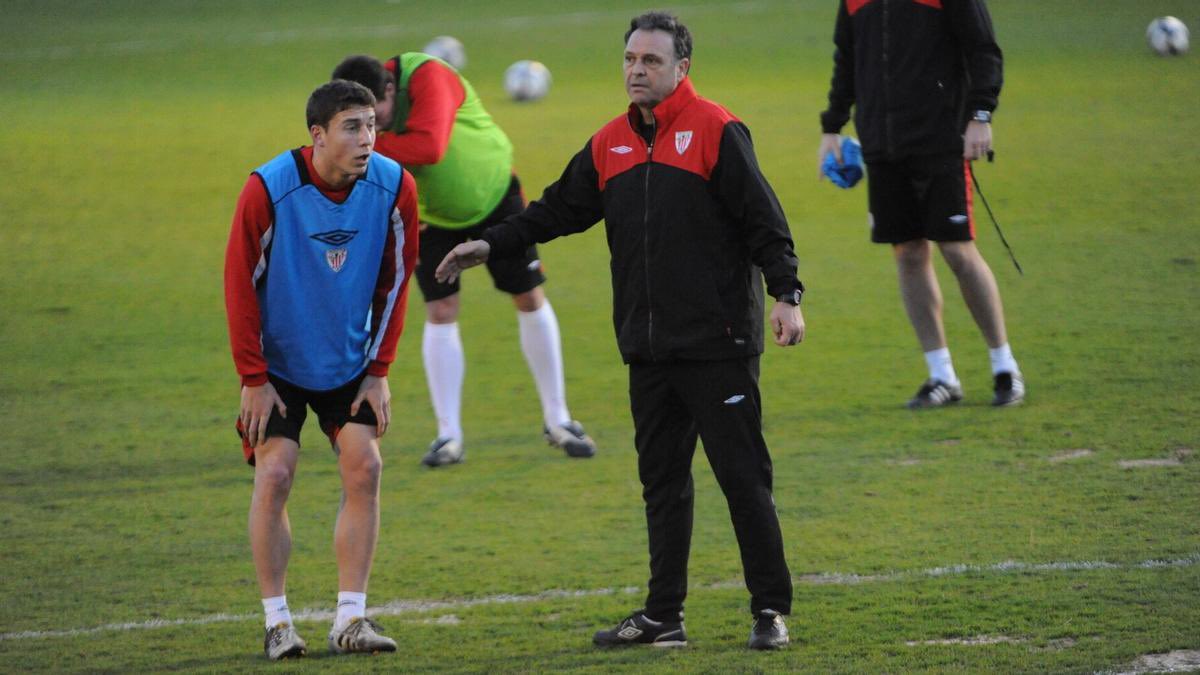Dos leyendas a las que he tenido el privilegio de entrenar. Y quiero hacer mención especial, como hice con Jesús, con Oscar de Marcos. Has sido y serás un ejemplo de entrega , lucha y compañerismo en el <a href="/AthleticClub/">Athletic Club</a> y para Lezama.
