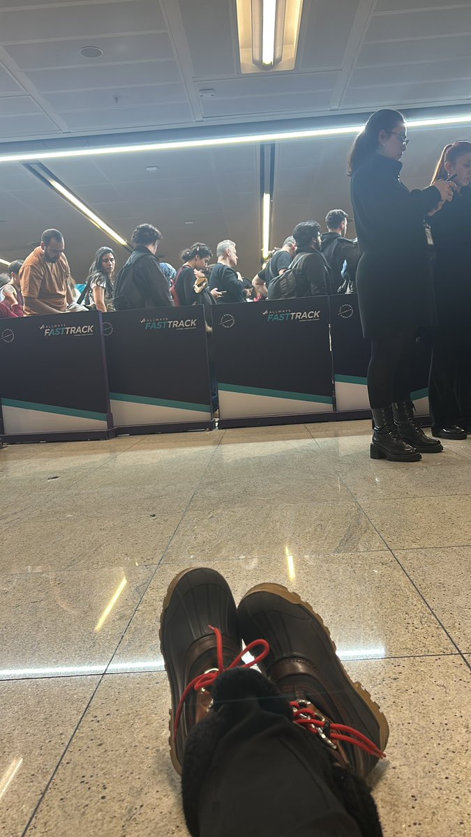 Nur Malkoç Öz (@oz_malkoc) on Twitter photo İşletemeyecekseniz havaalanı yapmayın. Sabiha Gökçen kilit binlerce insan sistem Çöktüğü için bekliyor. İşletemeyecekseniz havaalanı yapmayın. Sabiha Gökçen kilit binlerce insan sistem Çöktüğü için bekliyor.