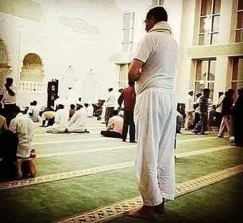 جاء للمسجد ليصلي ببجامة نومه و بعد فراغهم من الصلاه و خروجهم من المسجد أصر عليه أحد المصلين أن يضيفه فقال له :
هيا بنا لنذهب إلى البيت لشرب القهوه ...
فقال و عليه علامات الخجل :
عذرا أخي فهيئتي ليست مناسبه لأن أدخل بها بيتك ...
 فقال له الرجل :
ليس مقامي بأعظم من مقام رب العالمين