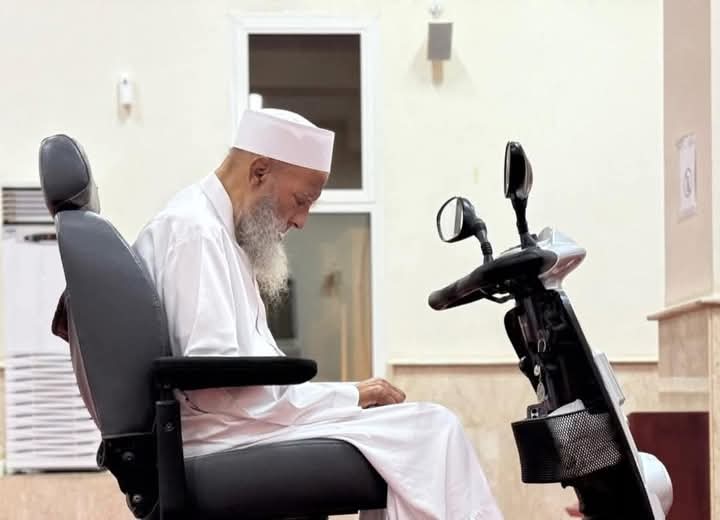 يا أمتي، قد توفي أبو إسحاق #الحويني!
مات من كان يذكرنا بالله، فبالله تذكروه بدعائكم