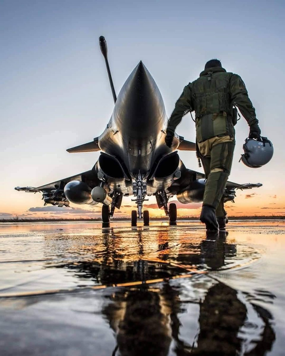 Hygizi's tweet photo. Des Rafales @Dassault_OnAir @Armee_de_lair en rafale pour une véritable défense européenne. 
@SebLecornu 
#army #defense #aviation #europe https://t.co/qw7LcLaFHx