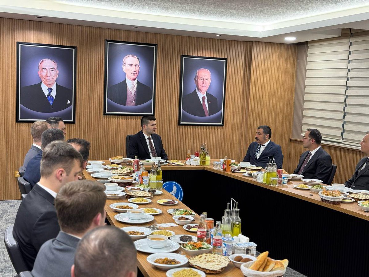 Ülkü Ocakları Genel Merkezimizde, Eskişehir, Yozgat, Amasya, Tokat ve Sakarya İl Ocaklarımız ile bir araya gelerek iftarımızı açtık. Mübarek Ramazan ayında, dualarımızı devletimiz ve milletimiz için ettik.

Cenab-ı Allah bizleri nice hayırlı sofralarda buluştursun, birliğimizi ve