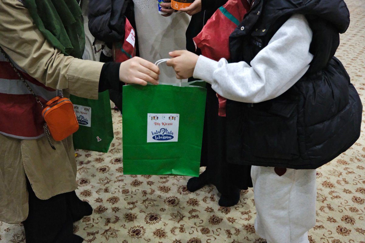 Neşeli bir şenliğin ardından aynı sofrada iftarımızı açtık, ardından çocuklara diş kirası hediyelerimizi ulaştırdık. 💙✨