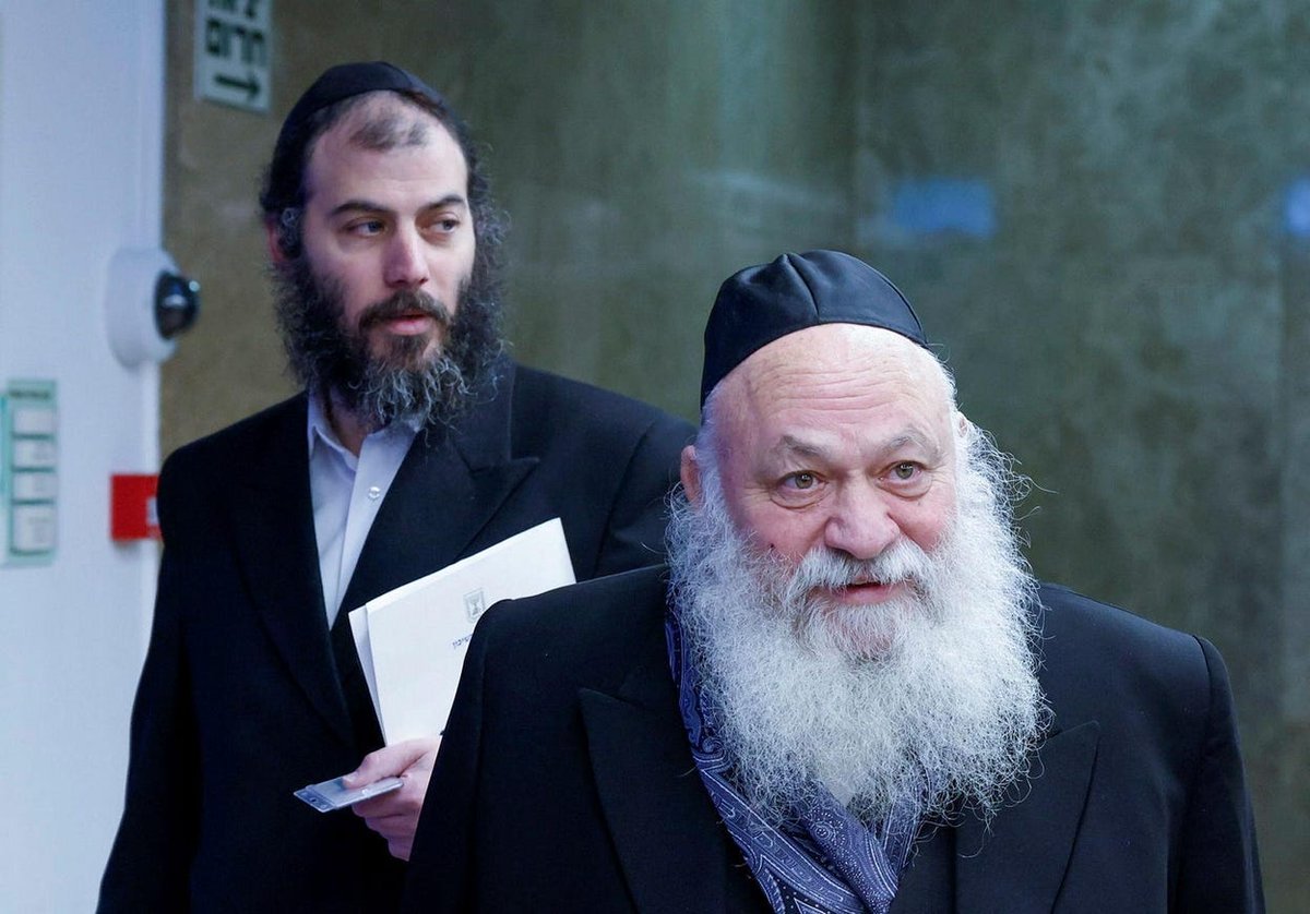 אתמול חסידי גור תקפו באלימות קשה את הבן של מאיר פרוש בגלל עניינים פוליטיים.
כל פעם זה קורה, כולם מזדעזעים לרגע ושוכחים, וזה ממשיך. מכות, פרעות, טרור פנימי—ואף אחד לא עוצר את זה.

חסידות אלימה עם נציגות בכנסת ויותר מדי כוח.

שרשור תזכורת על קצת ממעללי גור 🧵