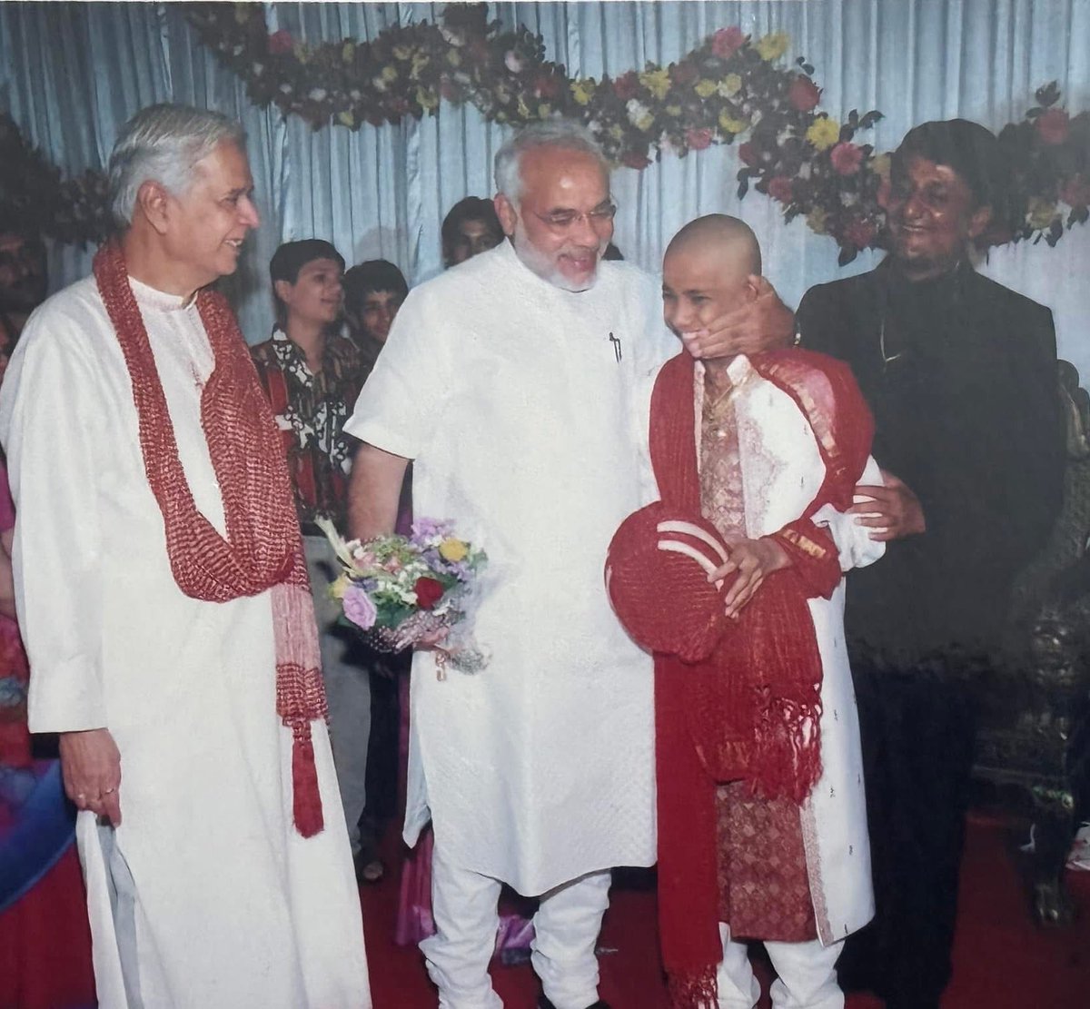 ijaivalbhatt's tweet photo. મારા યજ્ઞોપવિત સંસ્કારમાં તે સમયે ગુજરાતના મુખ્યમંત્રી અને હાલના ભારતના પ્રધાનમંત્રી શ્રી.નરેન્દ્રભાઈ મોદીજી એ આશીર્વાદ આપ્યા હતા તેની યાદગાર તસ્વીર.🙌

આજે પણ સંસ્મરણો અને સ્મૃતિઓ જીવંત છે તેનો આનંદ છે.

@narendramodi https://t.co/SmK1146qHp