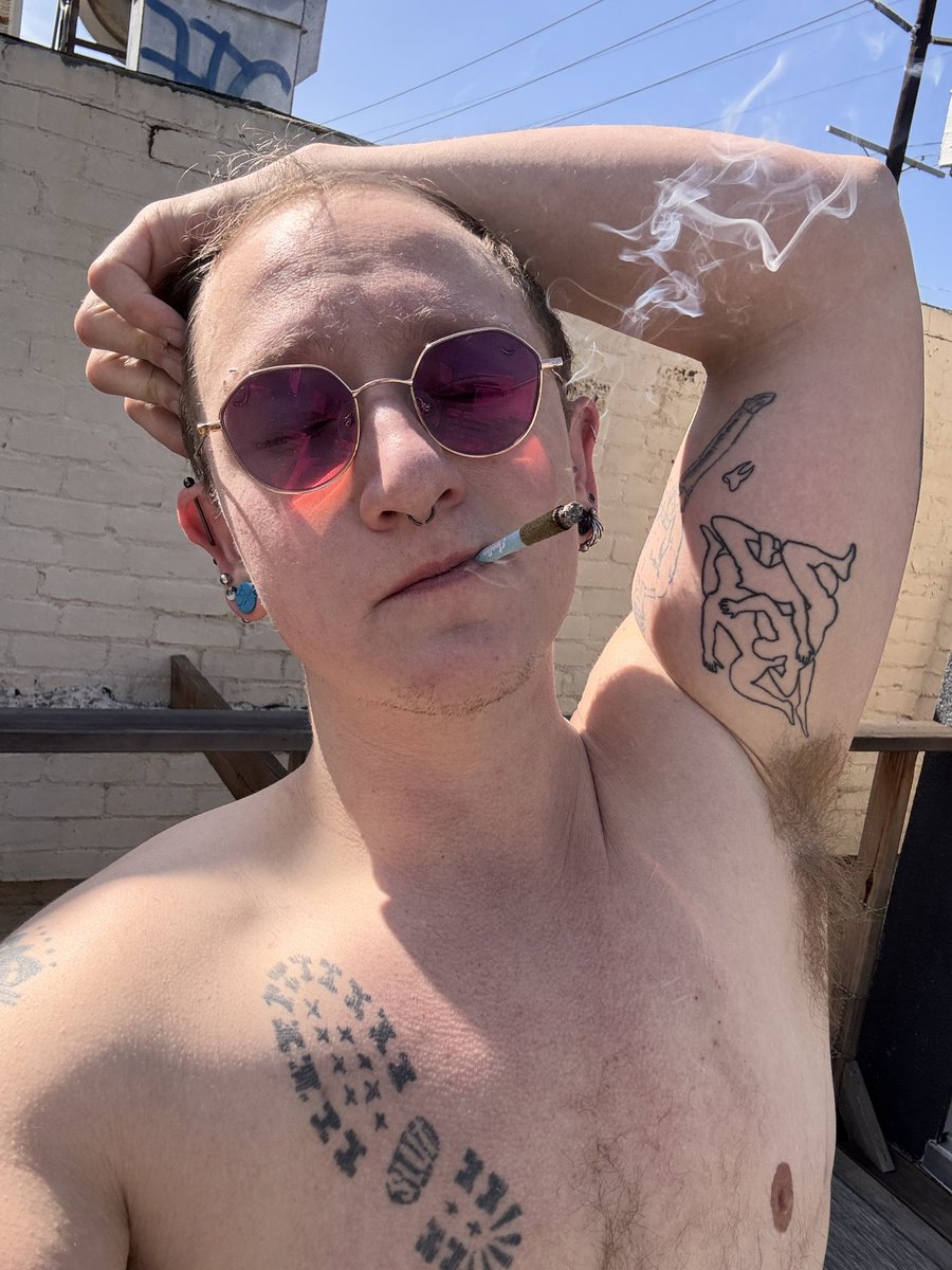 Little morning wake and bake for Daddy 😌