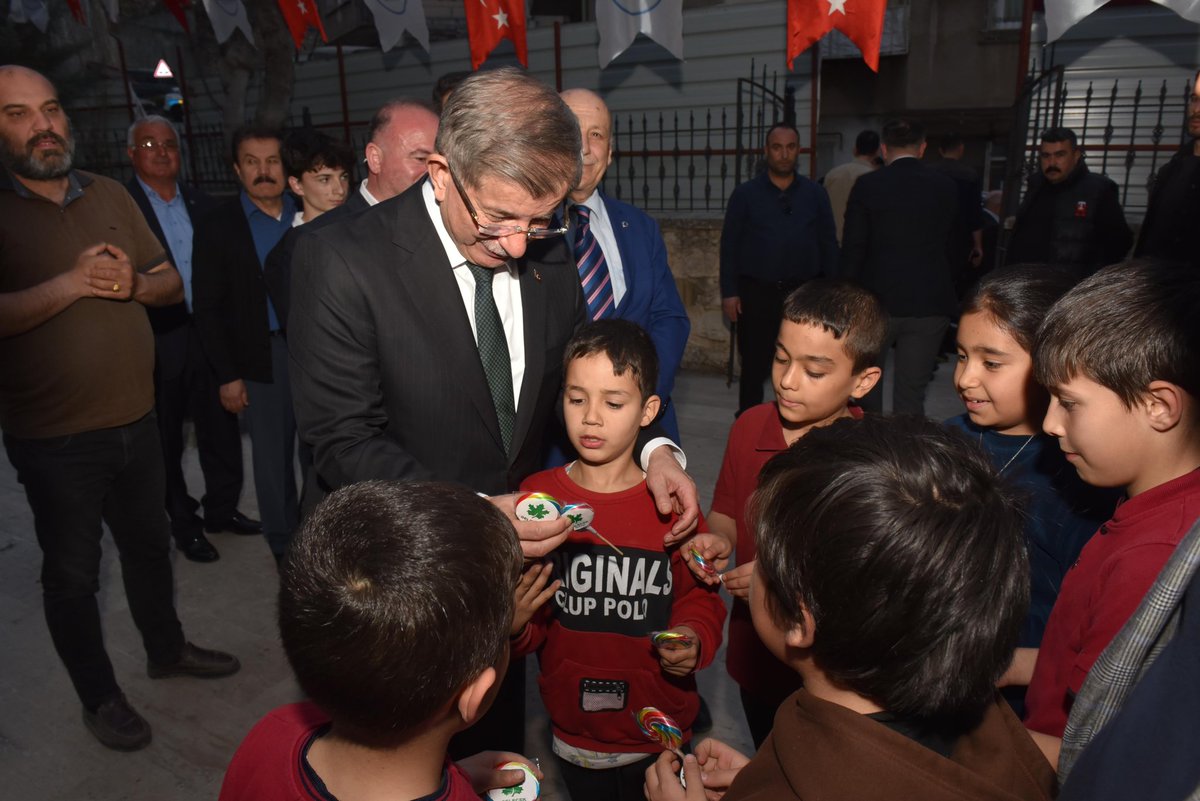 Genel Başkanımız Sayın Ahmet Davutoğlu, beraberinde Genel Başkan Yardımcılarımızla birlikte; Genel Başkan Yardımcılarımız Sayın Ferhat Esener ve Sayın Engin Keskinel’in Kahramanmaraş’da düzenlemiş olduğu iftar programına Kahramanmaraşlı depremzede vatandaşlarımızla birlikte