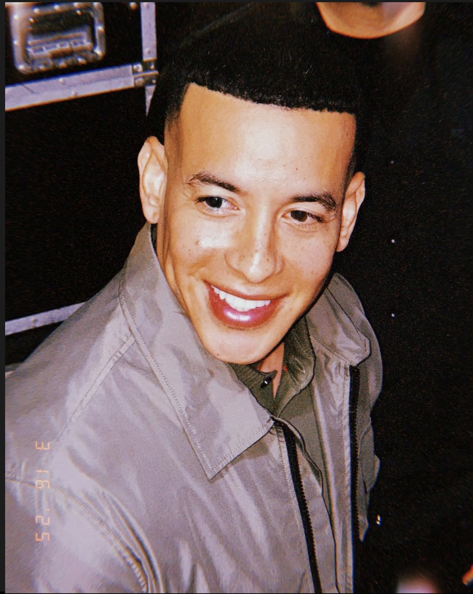 daddy_yankee's tweet image. Que bien llevar las buenas nuevas de salvación a mi gente linda de El Salvador 🇸🇻 La satisfacción de ver a cientos de vidas aceptando al Señor es indescriptible.
Toda la gloria sea para Dios.
Seguimos en la OBRA y no vamos a parar!
