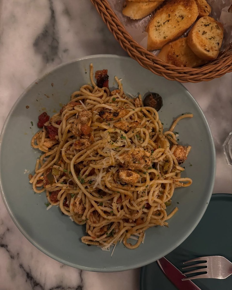 NGHE_ddie297's tweet photo. Garlic bread and pasta the ultimate combo ❤️🔥😋#FoodLove #PastaDish #GarlicBread #TasteTheJoy https://t.co/dLZYD1nxAl