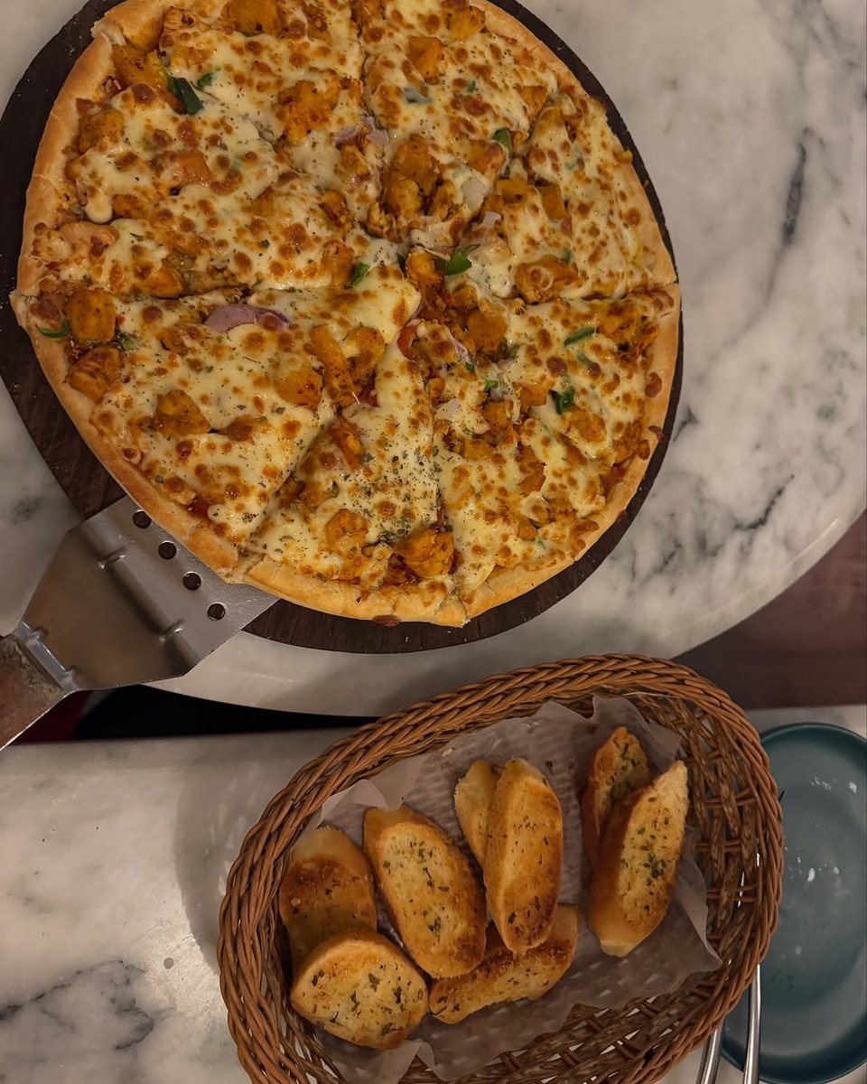 qgunn1893's tweet image. Nothing beats a cheesy pizza 🍕 #PizzaParty #FoodCravings