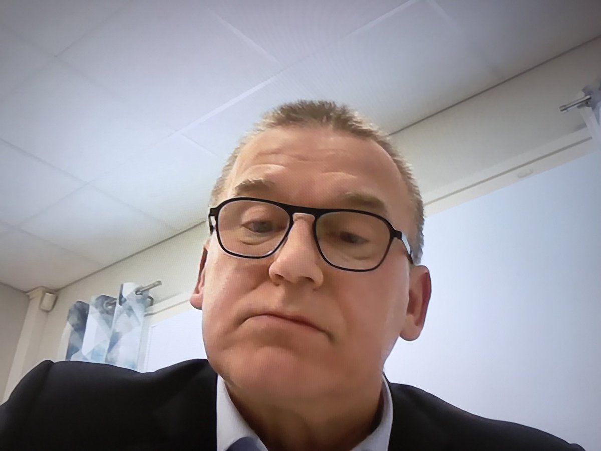 #univaasa osuustoiminta 2 -opintojaksolla Jylhän Sähköosuuskunnan toimitusjohtaja Jukka Ylitalo Kauhavalta kertoi kriittisen infrastruktuuriosuuskunnan merkityksestä. Asiakasomisteisuus on turvatekijä, koska verkkoliiketoiminta on luonnollinen monopoli - se on omistettava itse.