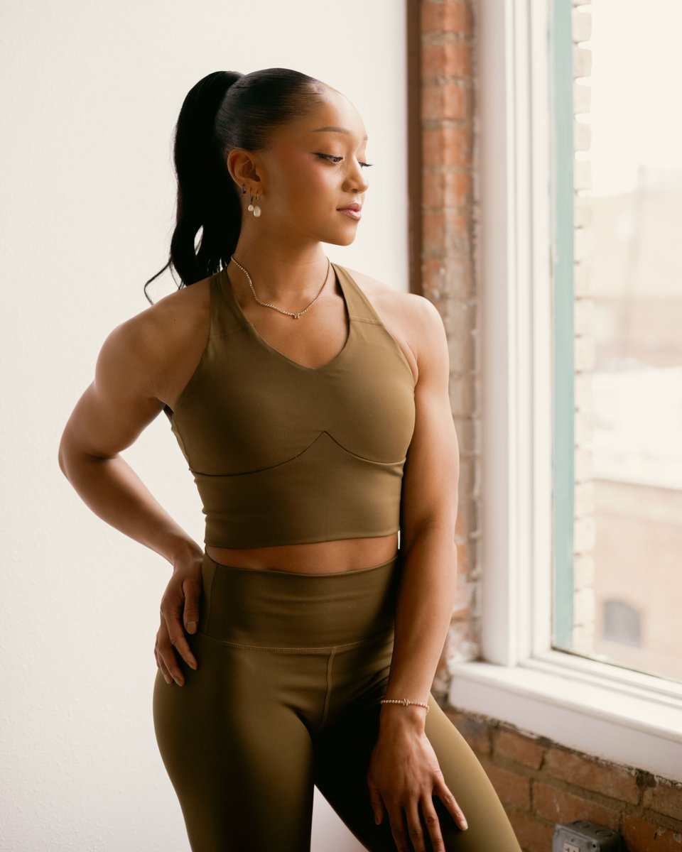 livevolutionary's tweet photo. Don't get pinched - Wear your green LE gear today 💚☘️ Happy St. Patrick's Day! 
-
-
-
-
#stpatricksday #fashion #spring #green #photoshoot #model #fitness https://t.co/n8CaPEpsY6