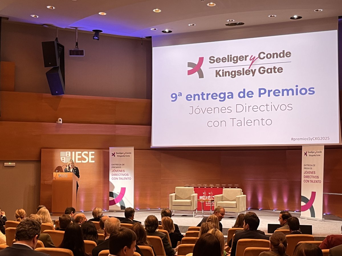 Empieza el acto de entrega de la 9ª edición de los #premiosSyCKG2025 a cargo de Ana Pinillo, consultora senior para Seeliger y Conde • Kingsley Gate <a href="/FPdGi/">Fundación Princesa de Girona</a> <a href="/iesebschool/">IESE Business School</a>