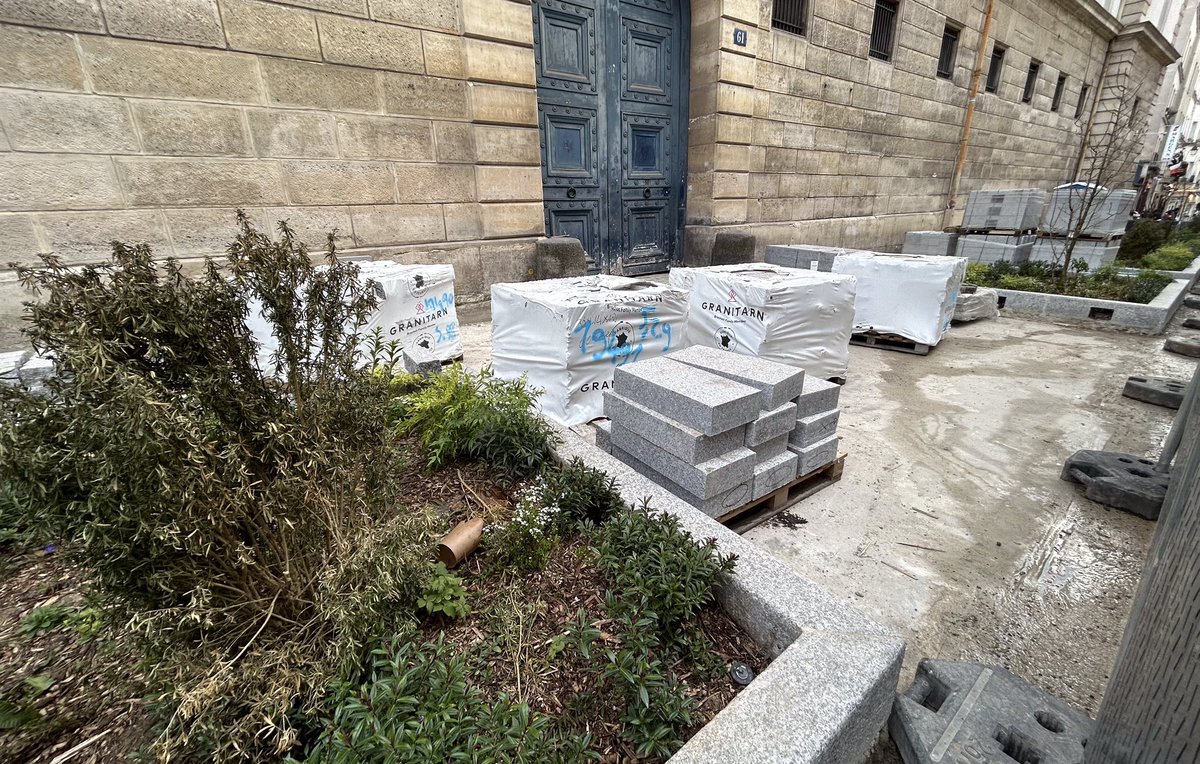 🛑🌳NE TOUCHEZ PLUS A RIEN Rien ne va dans cette « RUE-JARDIN » en cours de réalisation rue Mouffetard: pavés de granit gris totalement inadaptés au contexte, jardinières de plantes largement surdimensionnées. Cette rue typique de #Paris5 était belle, pleine de charme, vivante…
