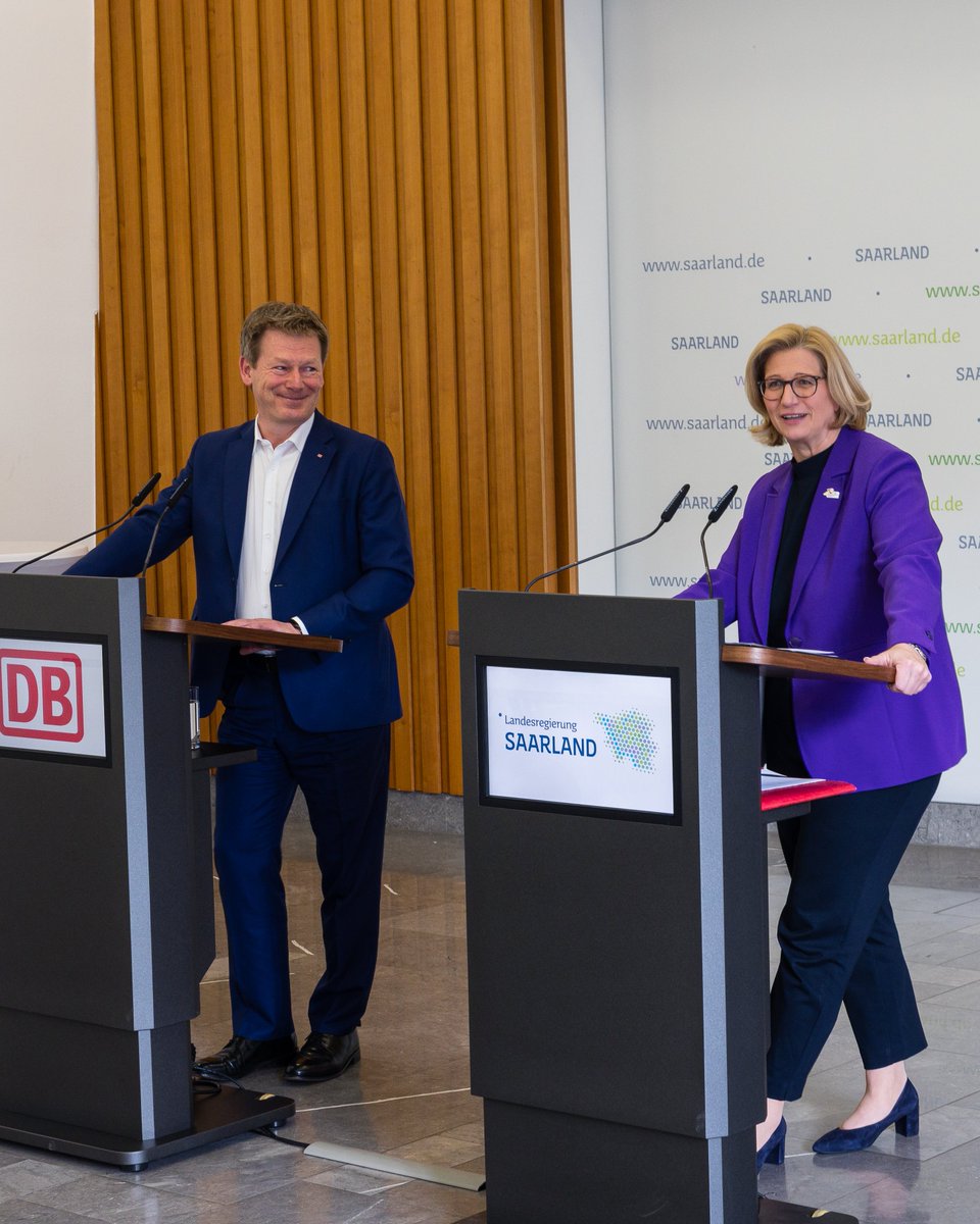 Saarland Staatskanzlei (@stk_saarland) on Twitter photo 🚆 Bahngipfel in der Staatskanzlei:
MP <a href="/AnkeRehlinger/">Anke Rehlinger</a> & Verkehrsministerin Petra Berg setzen mit der <a href="/deutschebahn/">Deutsche Bahn</a> u.a. zentrale Weichen:
✅ Neue ICE-Verbindung Saarbrücken–Berlin
✅ 20-Min-Takt auf der Strecke Saarlouis–Saarbrücken–Homburg
✅ Barrierefreie & moderne Bahnhöfe 🚆 Bahngipfel in der Staatskanzlei:
MP <a href="/AnkeRehlinger/">Anke Rehlinger</a> & Verkehrsministerin Petra Berg setzen mit der <a href="/deutschebahn/">Deutsche Bahn</a> u.a. zentrale Weichen:
✅ Neue ICE-Verbindung Saarbrücken–Berlin
✅ 20-Min-Takt auf der Strecke Saarlouis–Saarbrücken–Homburg
✅ Barrierefreie & moderne Bahnhöfe