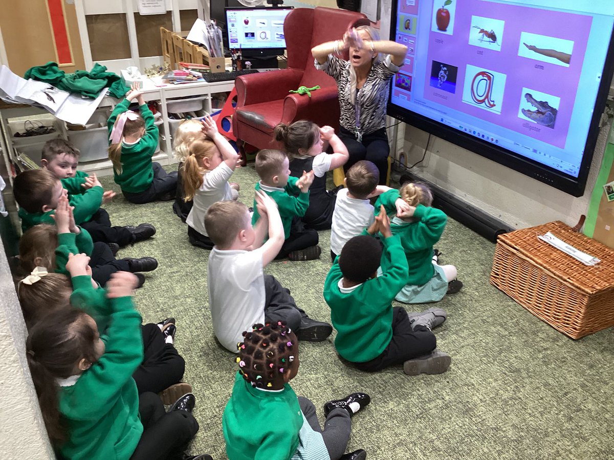 CaldiNursery's tweet photo. 💚⭐️This week’s letter of the week is a. Can you think of any words beginning with this sound? #phonics #letterrecognition #initialsounds @LiftSchools @CNicholson_Edu @vianclark @mrsrmurad ⭐️💚 https://t.co/T1aaub1tCD